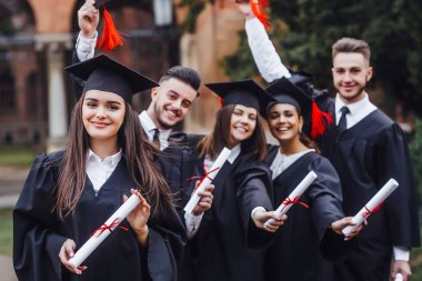 Diploması olan öğrenciler, ön plana odaklanın