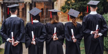 diplomatutan beş öğrenciden oluşan grubun arka görünümü