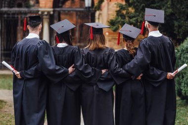 diplomatutan beş öğrenciden oluşan grubun arka görünümü