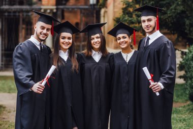 Diploması olan öğrenciler, ön plana odaklanın
