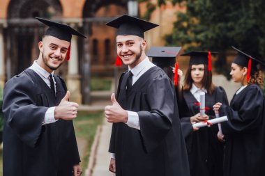 İki üniversite mezunu sırada bekliyor ve parmaklarını kapatıyor