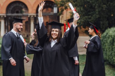 Yüksek lisans mezunları sırada bekliyor ve diplomalarını tutuyor