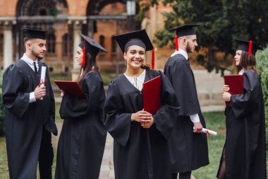 Heyecanlı kadın üniversite mezunu tutma sertifikası 