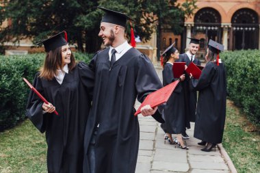 Diploması olan öğrenciler, ön plana odaklanın