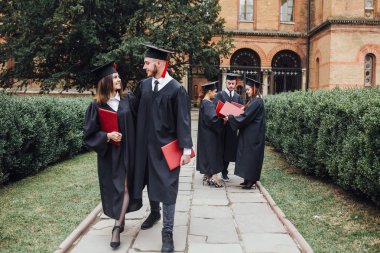 Mezuniyet önlük Üniversitesi kampüsünde mutlu öğrenciler 