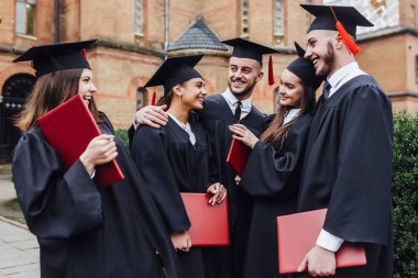 Diploması olan öğrenciler, ön plana odaklanın