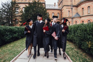 mutlu genç öğrenciler burunları diploma ile mezun oldu.