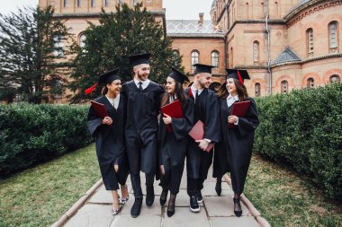 mutlu genç öğrenciler burunları diploma ile mezun oldu. 