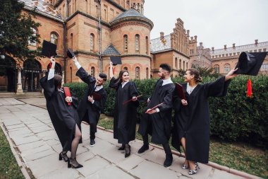 burunları diploma ile çok ırklı mezun öğrencilerin gülümseyen 