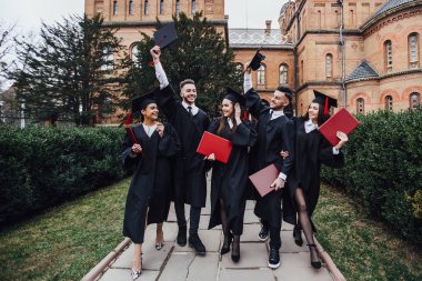 Diploması olan öğrenciler, ön plana odaklanın