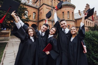 Diploması olan öğrenciler, ön plana odaklanın