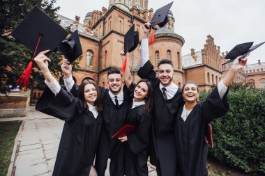 Diploması olan öğrenciler, ön plana odaklanın