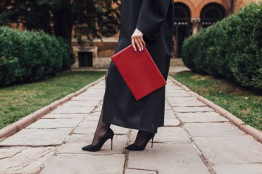 üniversite yakınında manto tutma sertifikası kadın kırpılmış görünümü