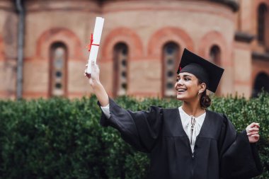 Mutlu mezun öğrenci kadın, ön plana odaklanmak