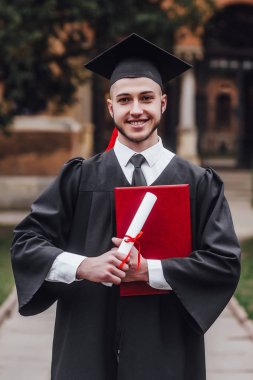 Manto bölümünden mezun genç ve yakışıklı bir adam.