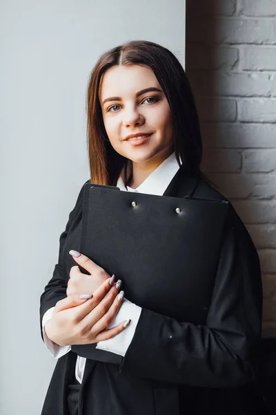 Ung Affärskvinna Med Svart Mapp Händerna Selektivt Fokus — Stockfoto