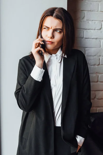 Vacker Affärskvinna Pratar Smart Telefon Med Allvarliga Ansikte — Stockfoto