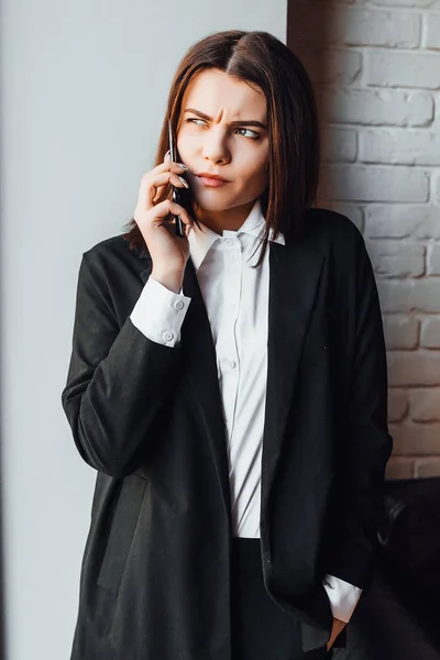 Mooie Zakenvrouw Praten Slimme Telefoon Met Ernstig Gezicht — Stockfoto