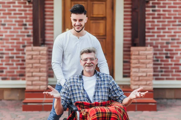 Hijo Ayudar Padre Con Rehabilitación Centrarse Primer Plano — Foto de Stock