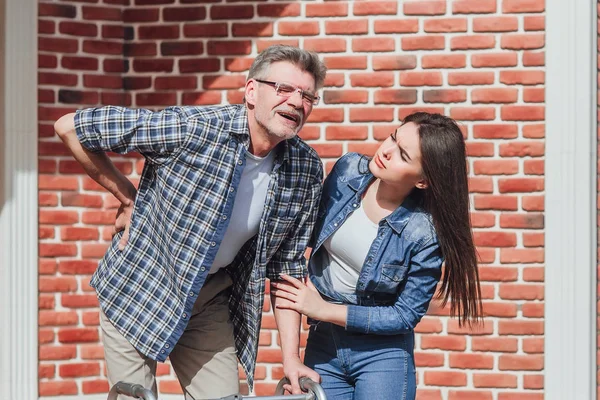 Enfermera Ayudando Hombre Con Rehabilitación Cerca Clínica — Foto de Stock