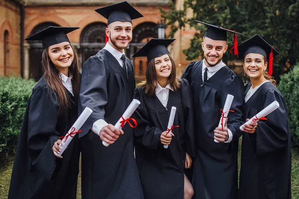 Krásní Mistři Diplomem Ruce Ubytovaní Mimo Univerzitu — Stock fotografie