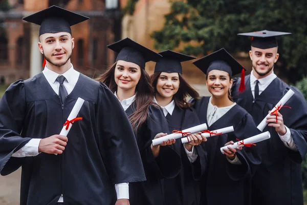 Πέντε Απόφοιτοι Κολεγίου Στέκονται Στη Σειρά Και Χαμογελούν — Φωτογραφία Αρχείου