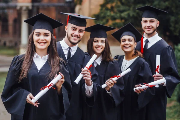 Cinq Diplômés Université Debout Dans Rangée Souriant — Photo