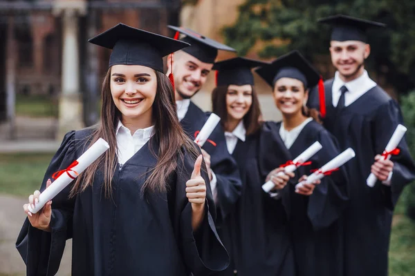 Estudiantes Con Diplomas Centran Primer Plano — Foto de Stock