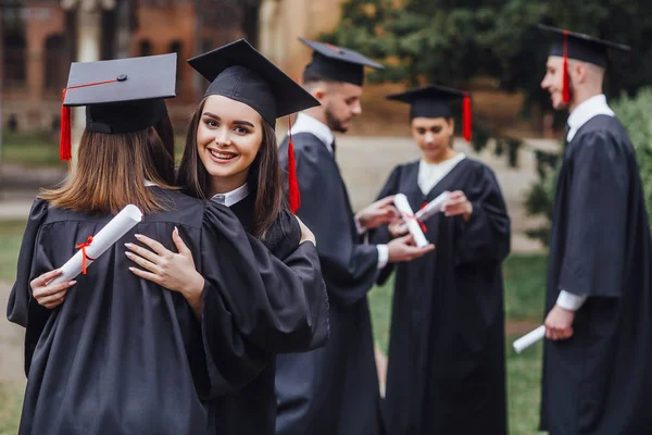 Estudiantes Con Diplomas Centran Primer Plano — Foto de Stock