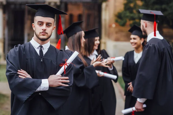 Studenti Diplomy Zaměření Popředí — Stock fotografie