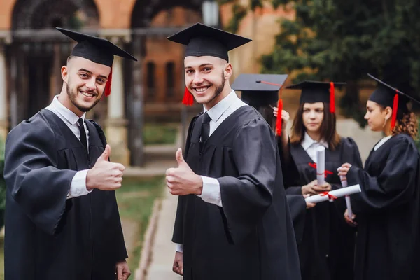 Dva Absolventi Vysokých Škol Stojí Řadě Mění Prsty — Stock fotografie