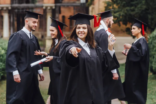 Grupo Estudiantes Internacionales Felices Tablas Mortero Vestidos Soltero Con Diplomas — Foto de Stock