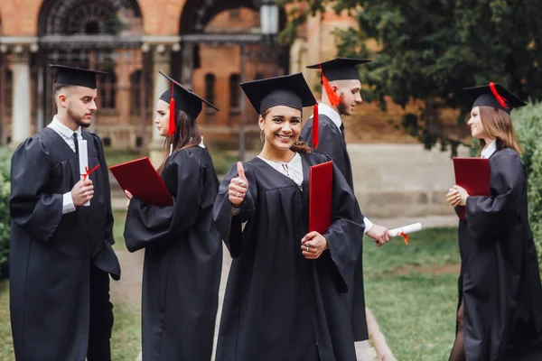 Estudiantes Con Diplomas Centran Primer Plano — Foto de Stock