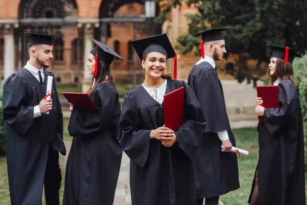 Emocionado Certificado Posgrado Universitario Femenino — Foto de Stock