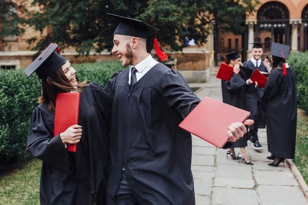 Šťastní Studenti Maturitní Šaty Kampusu Univerzity — Stock fotografie