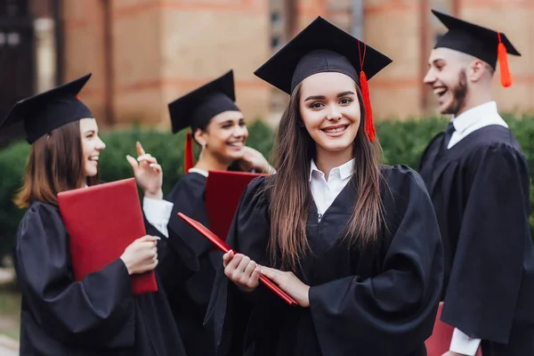 Jóvenes Estudiantes Vestidos Con Vestidos Negros Graduación — Foto de Stock