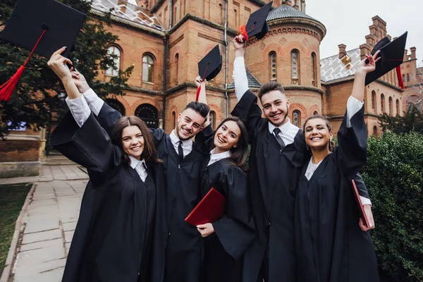 Diploması olan öğrenciler, ön plana odaklanın