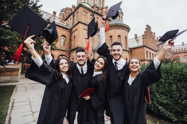 Estudiantes Con Diplomas Centran Primer Plano — Foto de Stock