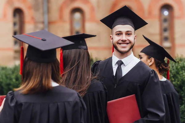 Diploması Olan Arkadaşları Olan Çekici Öğrenci — Stok fotoğraf