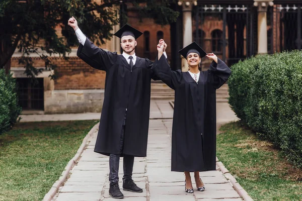Δύο Απόφοιτοι Κολεγίου Στέκονται Και Χαμογελούν Εστιάζουν Στο Προσκήνιο — Φωτογραφία Αρχείου
