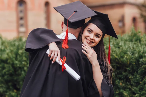 Mladá Žena Absolvent Objímání Přítel Promoci Ceremoniál — Stock fotografie