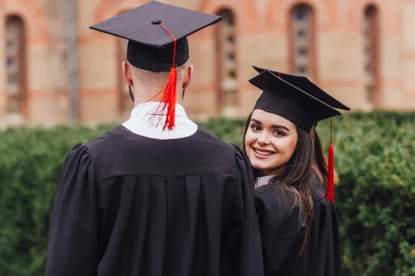 Portrét Atraktivní Ženské Absolventky Univerzity Mužem Univerzitní Zahradě — Stock fotografie