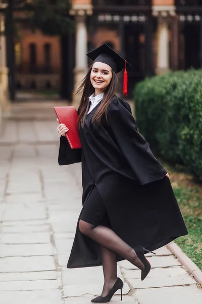 Jovem Mulher Manto Após Graduação Com Diploma Mão Direita — Fotografia de Stock