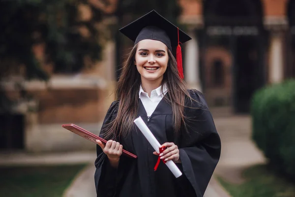 Studentka Stojící Nedaleko Univerzity Plášti Usmívá Dívá Kameru Diplomem — Stock fotografie