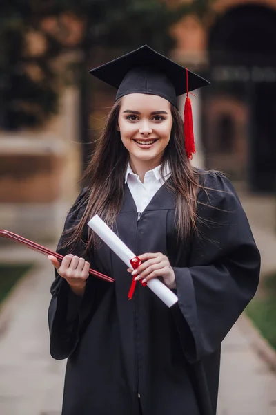 Mulher Sorridente Com Grau Olhando Para Câmera Perto Universidade — Fotografia de Stock