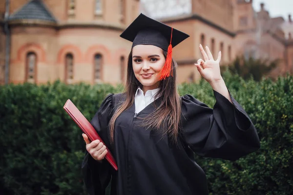 Retrato Estudante Sexo Feminino Boné Graduação Vestido Com Sinal — Fotografia de Stock
