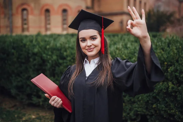 Retrato Estudante Universitário Feminino Boné Graduação Vestido — Fotografia de Stock