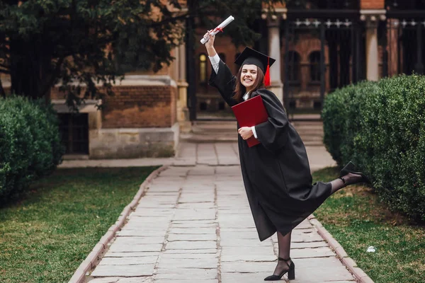 Retrato Estudante Universitário Sexo Feminino Boné Graduação Vestido Segurando Diploma — Fotografia de Stock