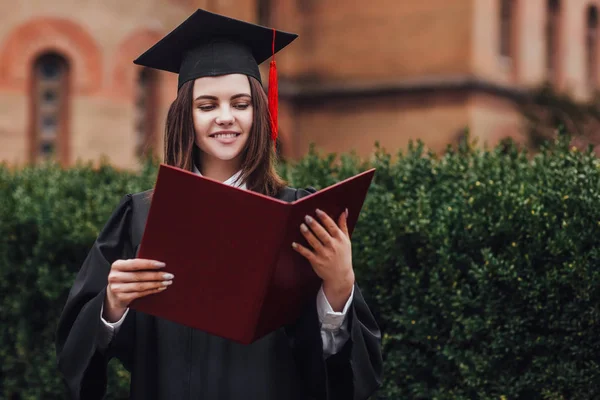 Dělená Studentka Diplomem Ruce Zaměření Popředí — Stock fotografie