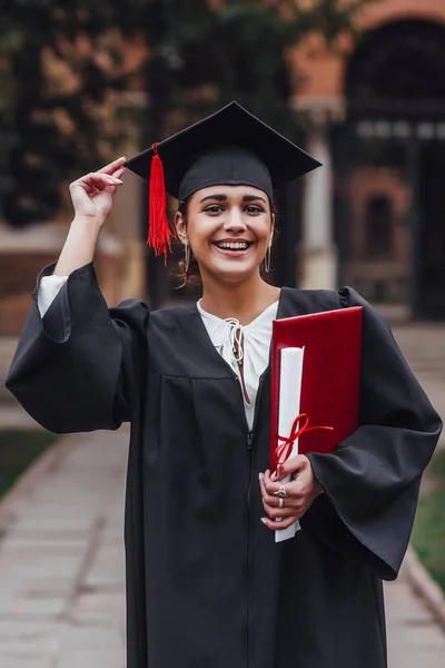 Šťastná Vystupňovaná Studentka Zaměření Popředí — Stock fotografie